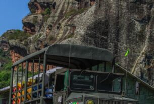 Antigo caminhão militar, que pertenceu ao exército brasileiro, atualmente é adaptado para o transporte de turistas Foto: Arquivo ET Caçapavano