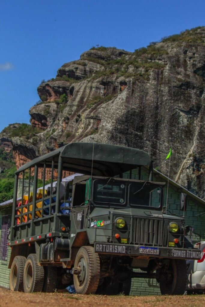 Antigo caminhão militar, que pertenceu ao exército brasileiro, atualmente é adaptado para o transporte de turistas

Foto: Arquivo ET Caçapavano